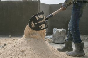 Pelles de mélange pour un sac de ciment