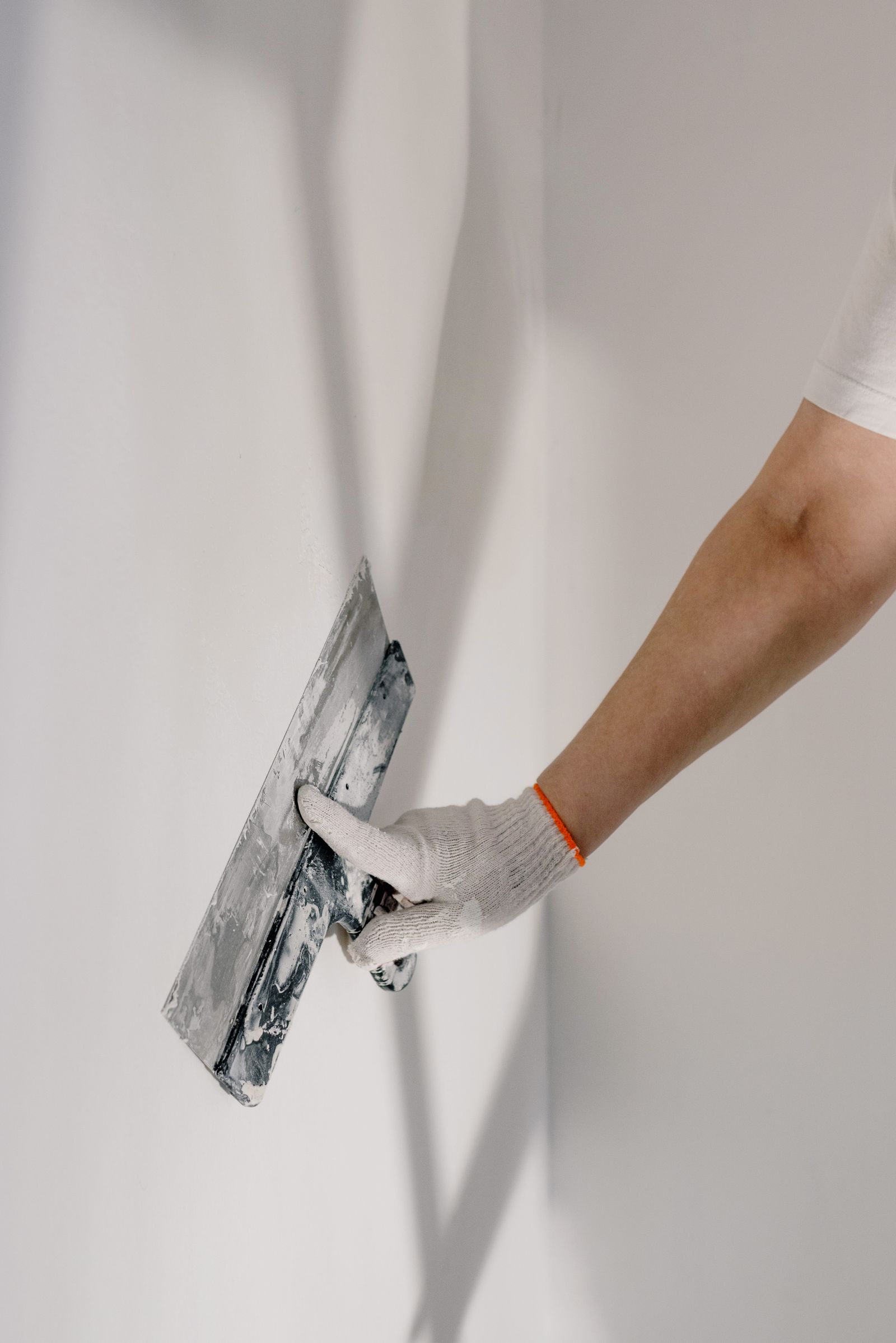 Artisan réalisant des travaux de finition