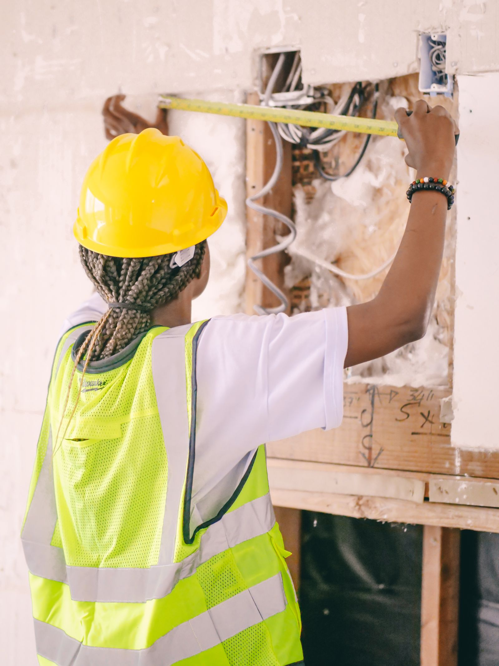 Bricoleur travaillant avec précision