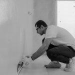 Décoller des plinthes en carrelage