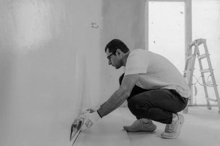 Décoller des plinthes en carrelage