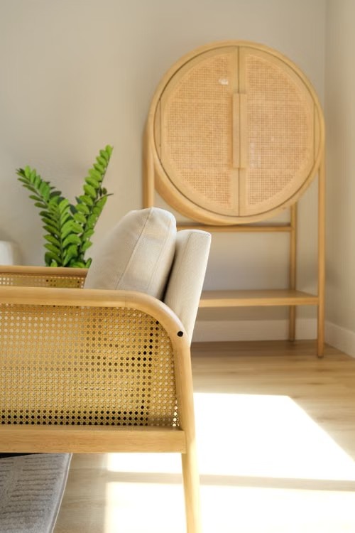 Salon minimaliste baigné de lumière naturelle