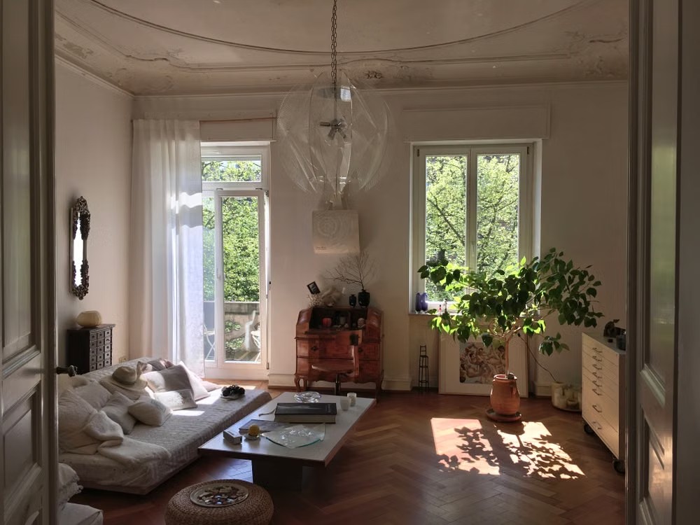 Salon lumineux aux matières naturelles et aux tons doux